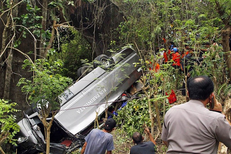 Five Chinese tourists killed in minibus accident in Bali