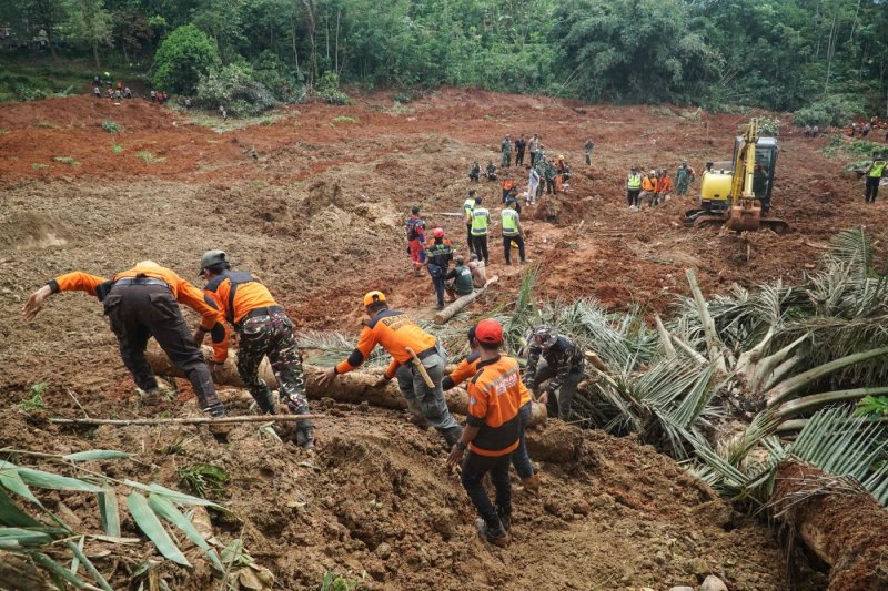 Landslides in Indonesia's Central Java kill two, leave dozens missing -   VIDEO 