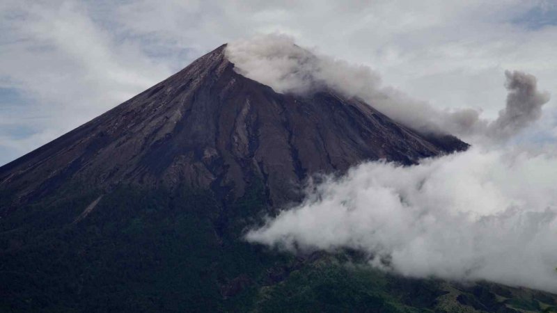 Indonesia’s Semeru volcano erupts again, alert level raised to maximum -  VIDEO 