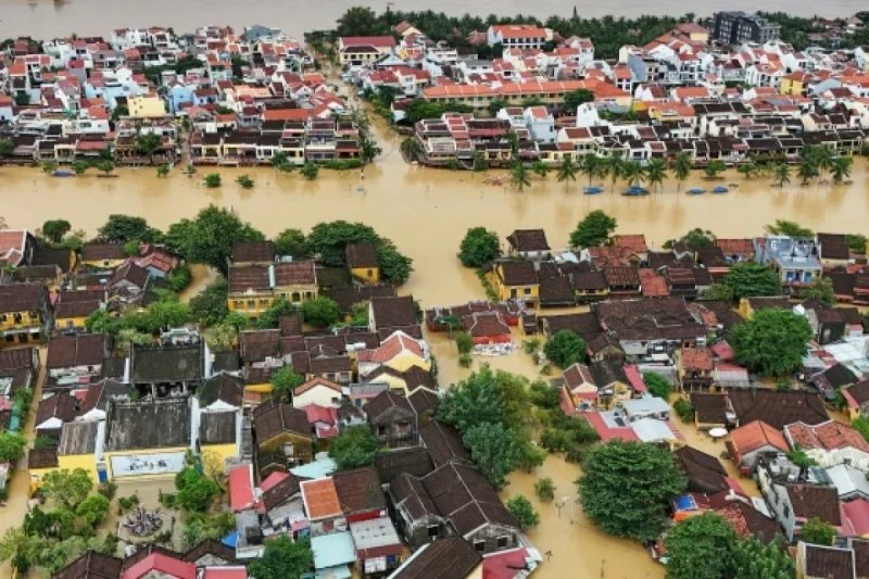 Death toll rises to 16 in central Vietnam floods 