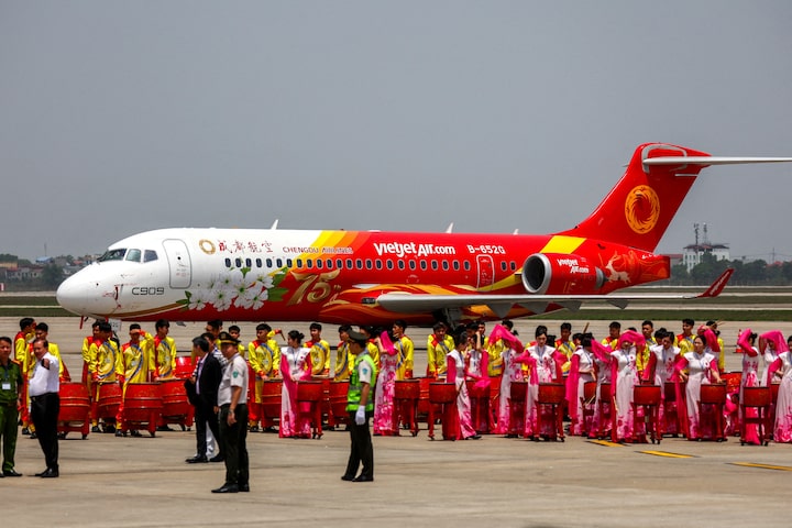 Vietjet to resume flights with Chinese-made COMAC jets after one-month pause 