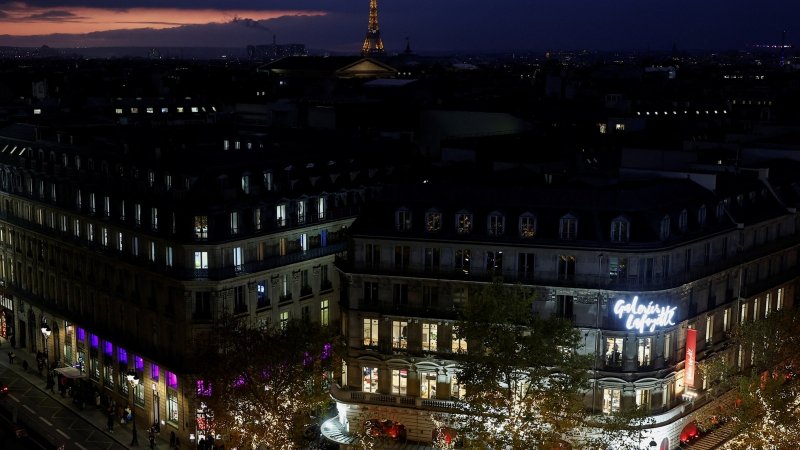 Power blackout briefly hits parts of Paris 