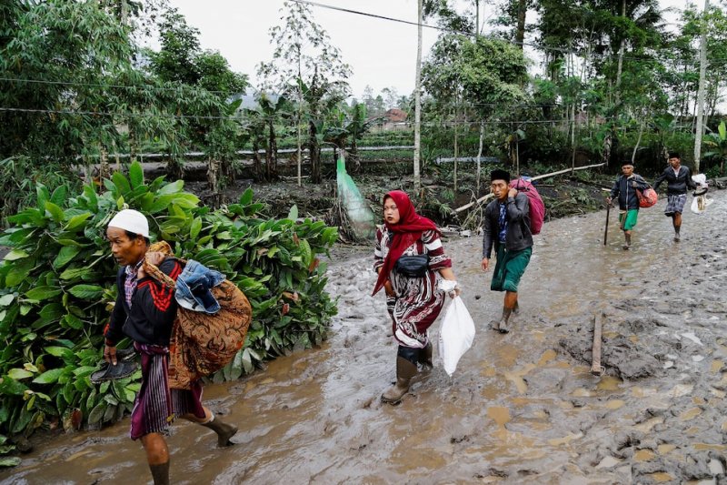 Indonesia evacuates stranded climbers after Semeru Volcano erupts 