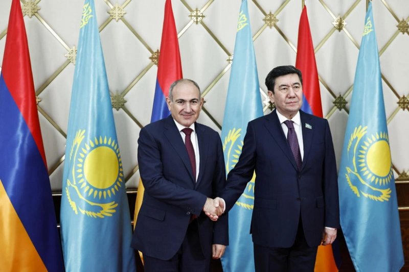 Armenian PM discusses regional issues, bilateral ties in Astana