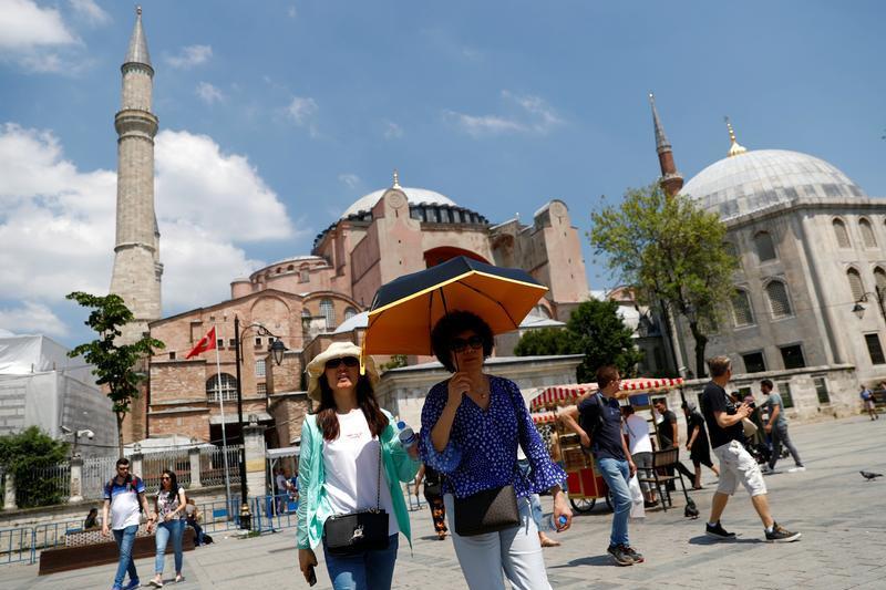 5.6 million foreigners visit in Türkiye in October 