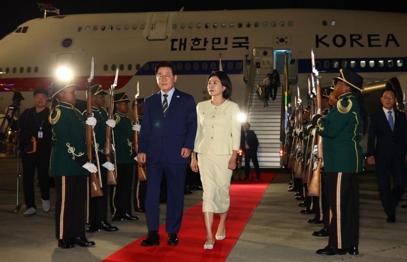 South Korea's Lee arrives in Johannesburg for G20 summit