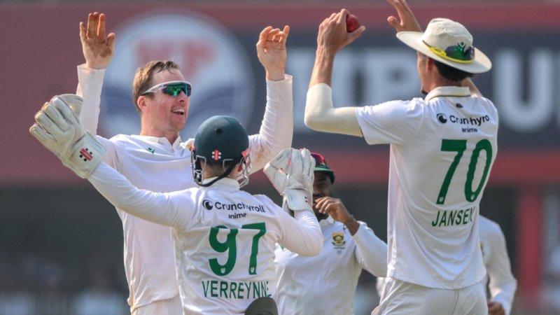 India slumps to 102-4 as South Africa's Harmer strikes twice in second Test