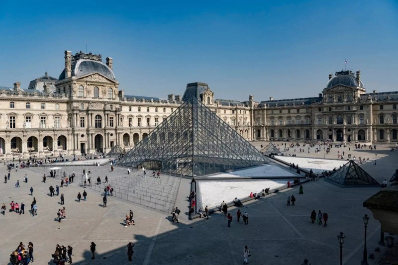 Four new arrests made after Louvre jewellery heist