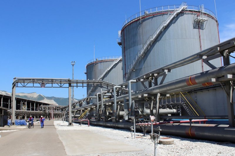 Oil falls as Ukraine signals support for framework of Russia peace deal 