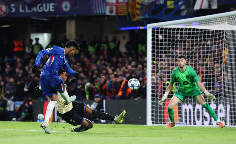 Chelsea thrash 10-man Barcelona 3-0 in Champions League