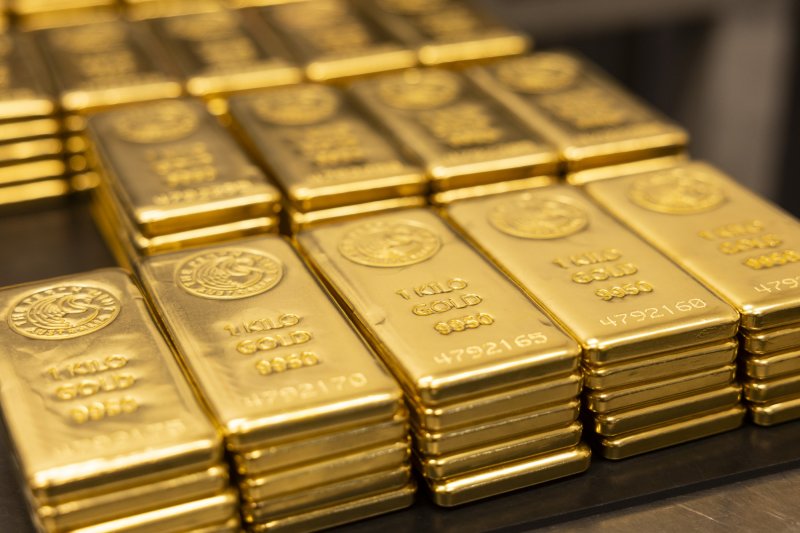 Gold gains as dollar weakens, market eyes possible US rate cut