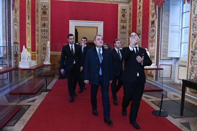 Azerbaijani foreign minister visits St. Peter’s Basilica in Vatican