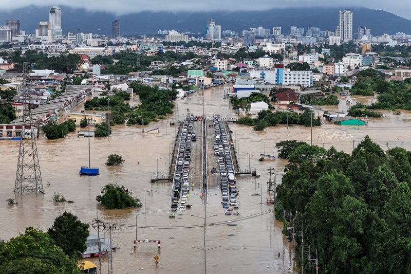 Floods in Thailand, Malaysia leave 33 dead, thousands displaced