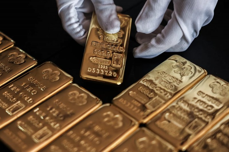 Gold dips from two-week high on profit-taking, Fed cues