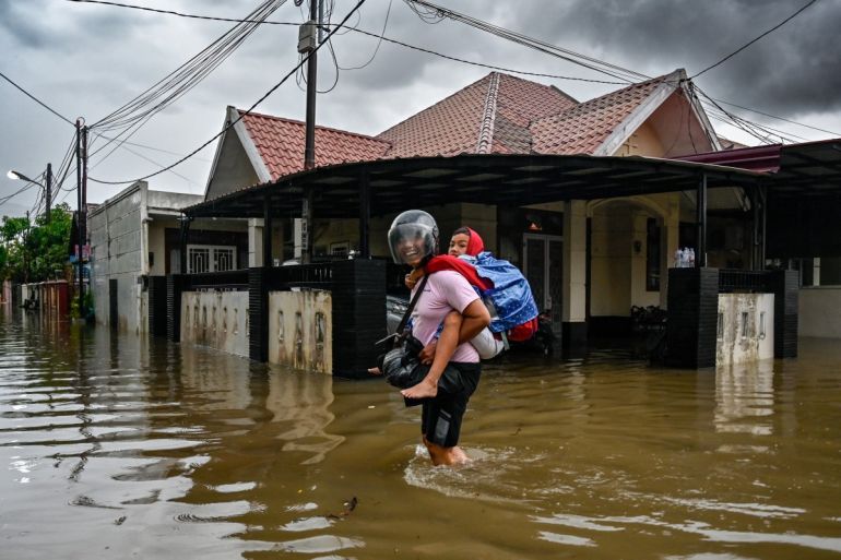 Floods in Sumatra kill 34, thousands evacuated 