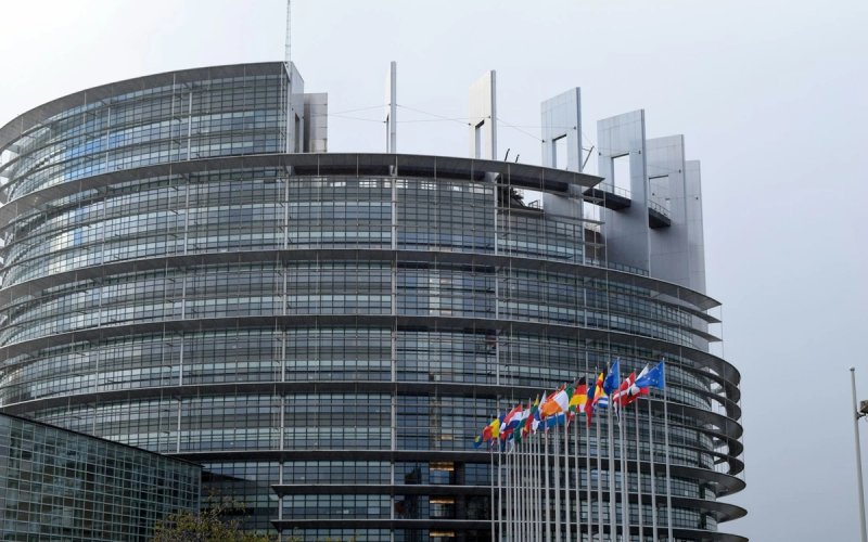 EU backs minimum age of 16 for social media access 