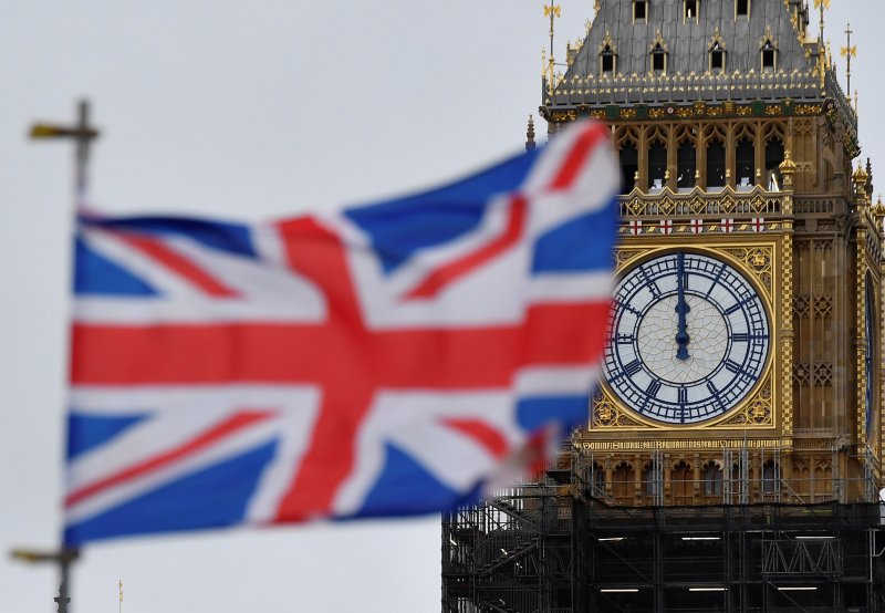 UK net migration falls to 204,000 in year to June 2025 