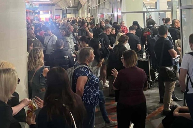Fire forces evacuation of Qantas terminal at Melbourne Airport