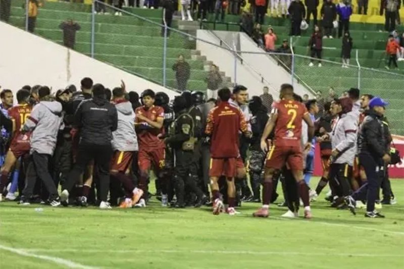 Bolivia football chaos: 17 red cards in one match -  VIDEO 