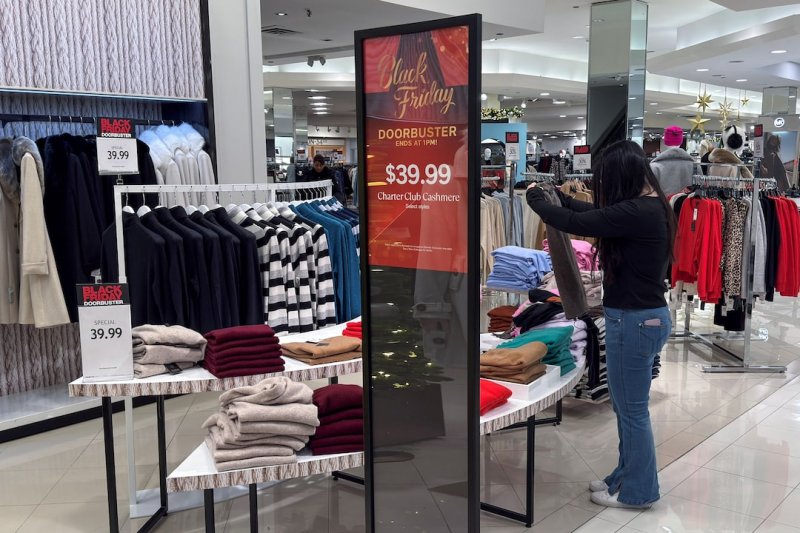 AI helps drive record $11.8 billion in Black Friday online spending 