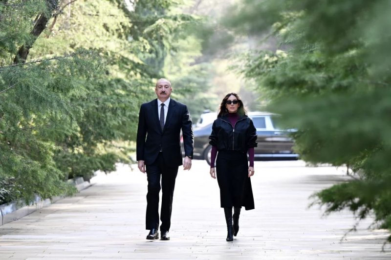 President Aliyev, First Lady pay tribute to national leader on Victory Day