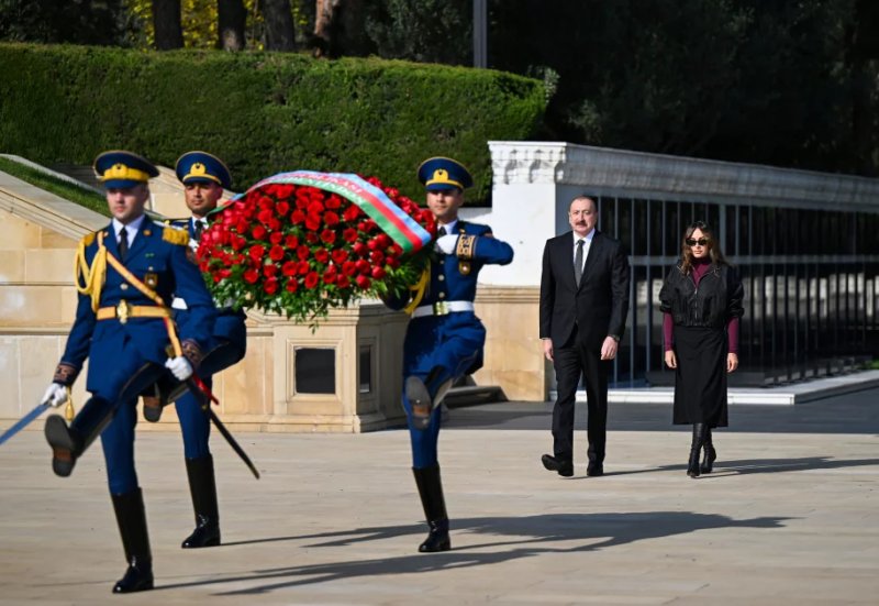 President Aliyev, First Lady pay tribute to martyrs on Victory Day