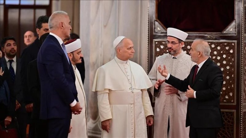 Pope Leo XIV visits historic Sultanahmet Mosque in Türkiye
