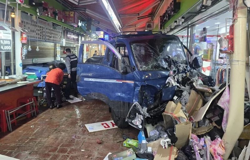 At least 21 injured in S. Korea after truck crashes into market