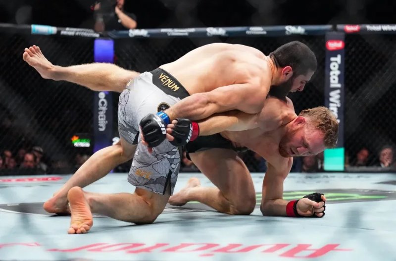 Makhachev cruises to victory, capturing second weight-class crown at UFC 322