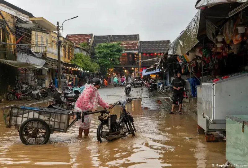 Death toll from central Vietnam flooding climbs to 90 