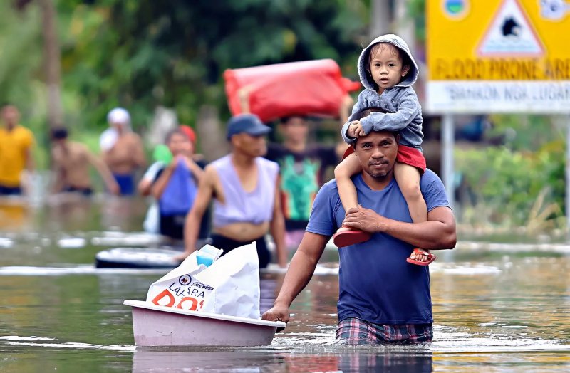 Over 1 million evacuated in the Philippines as Super Typhoon Fung-wong approaches  -VIDEO 