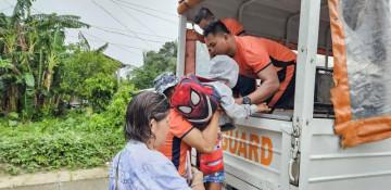 Thousands evacuated as Typhoon Kalmaegi nears Philippines