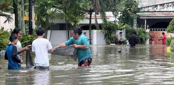 Typhoon Kalmaegi batters central Philippines, leaving one dead