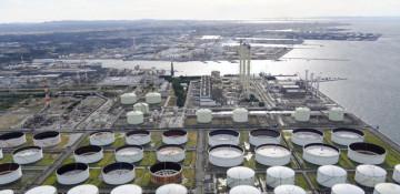 Oil steadies as rising US inventories offset trade tension easing