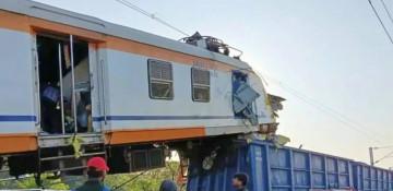 India's train collision death toll climbs to 11 -  VIDEO 