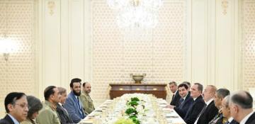 President Aliyev holds joint dinner with Pakistani prime minister