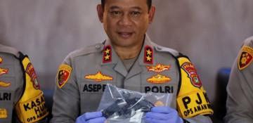 Seven homemade bombs found in Jakarta Mosque, police say