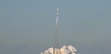 Blue Origin lands New Glenn booster after launch