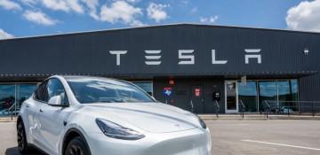 Tesla shares plunge to lowest level since mid-September