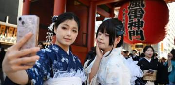 Japan’s tourism and retail stocks slide as China warns citizens against travel