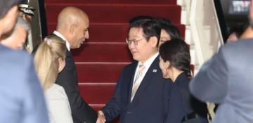 Lee arrives in Egypt for summit discussions and Middle East initiatives