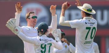 India slumps to 102-4 as South Africa's Harmer strikes twice in second Test