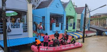 Thailand sends aircraft carrier to aid flood-hit south amid heavy rains