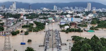 Thailand to airlift critical patients as southern floods kill 33 