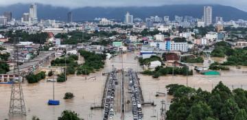 Floods in Thailand, Malaysia leave 33 dead, thousands displaced