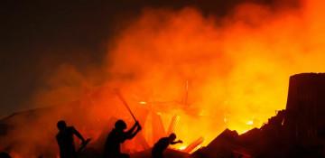 Fire destroys thousands of homes in Dhaka shantytown 