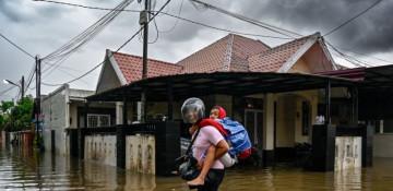 Floods in Sumatra kill 34, thousands evacuated 