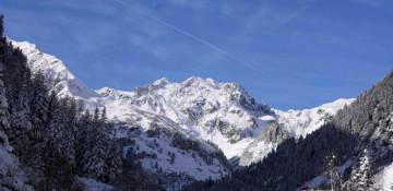 Avalanche sweeps through Austrian Alps, sparking major rescue effort