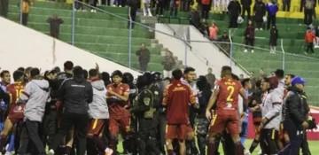 Bolivia football chaos: 17 red cards in one match -  VIDEO 