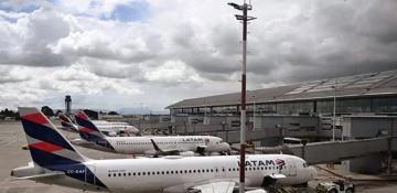 Six airlines suspend Venezuela flights after U.S. warns of growing military risks